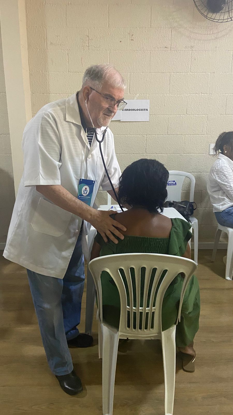 Dr. Acaccio Guedes atendendo paciente no mutirão