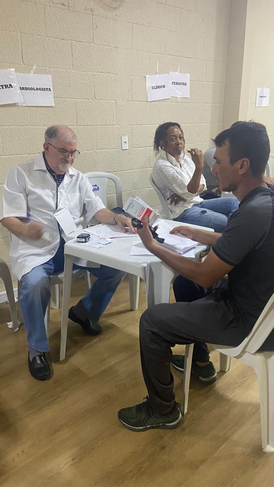 Atendimento médico gratuito no mutirão